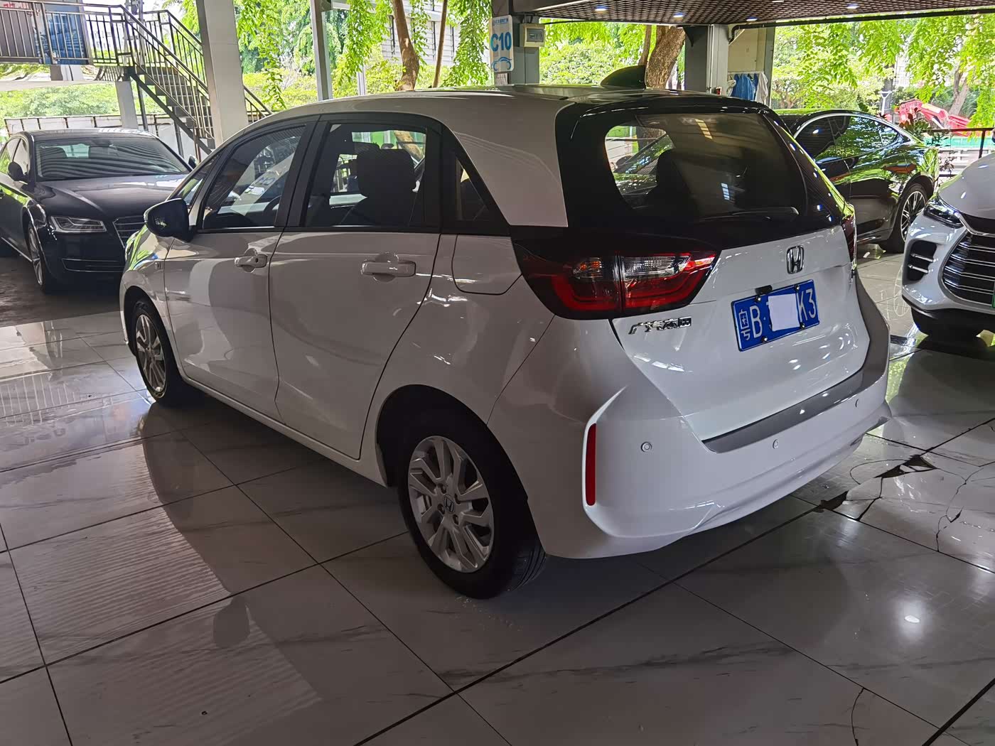 Honda Fit 1.5 л 2021 г. Белый, пробег 27000 км
