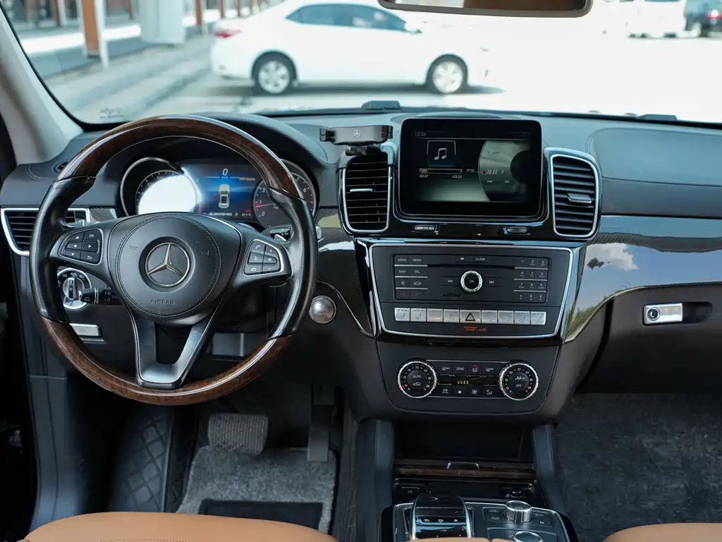 Mercedes-Benz GLS — миниатюра 16