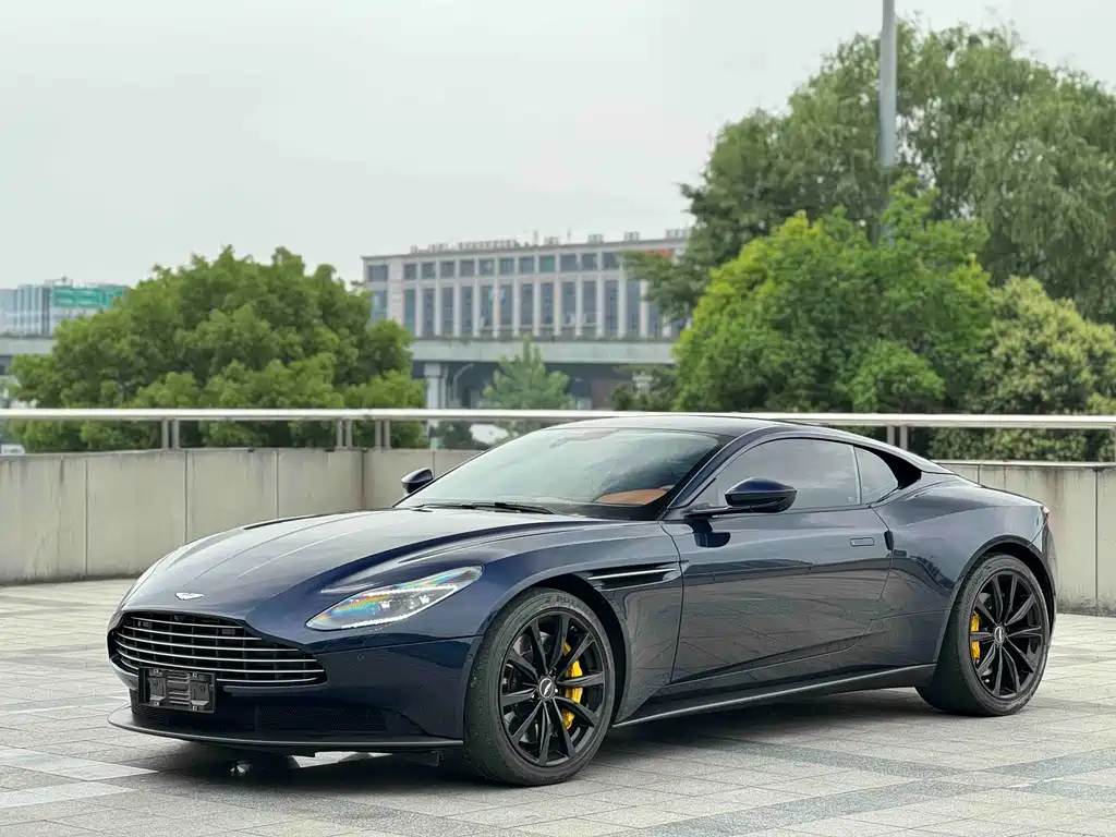 Купить Aston Martin DB11