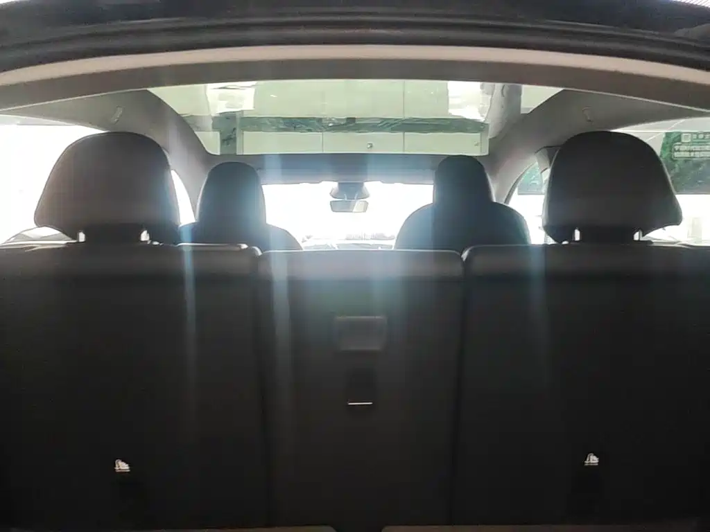 Tesla Model Y — миниатюра 18
