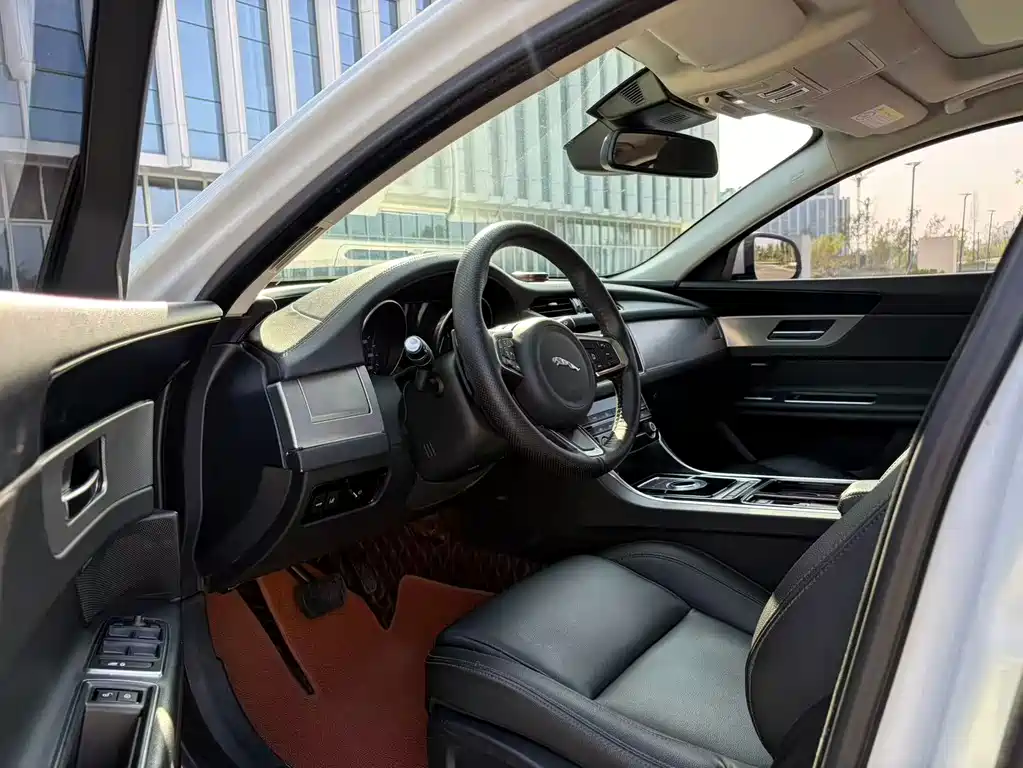 Jaguar XFL — миниатюра 4