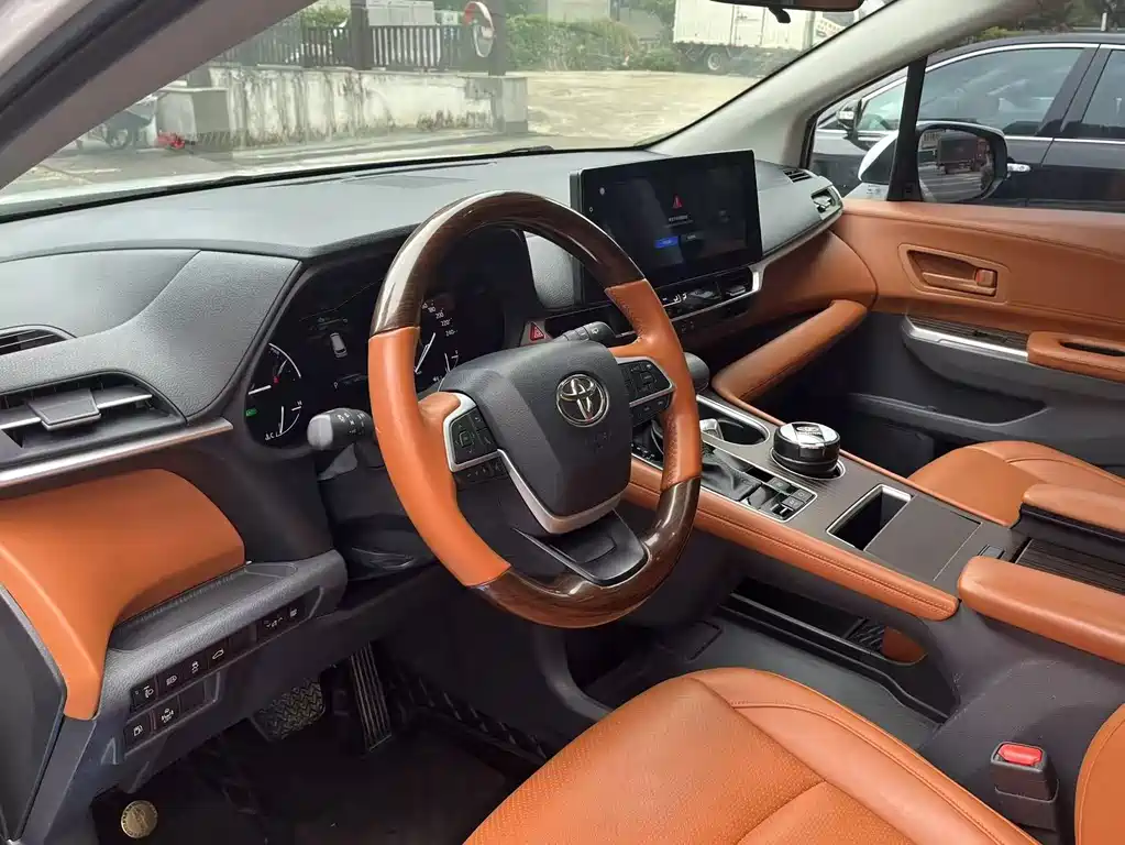 Toyota Sienna — миниатюра 4