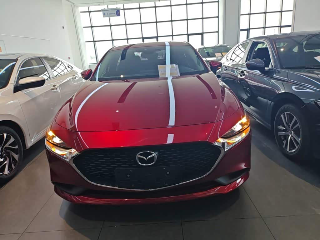 Mazda Mazda3 Axela 2.0 л 2022 г. красный/фиолетовый, пробег 30099 км