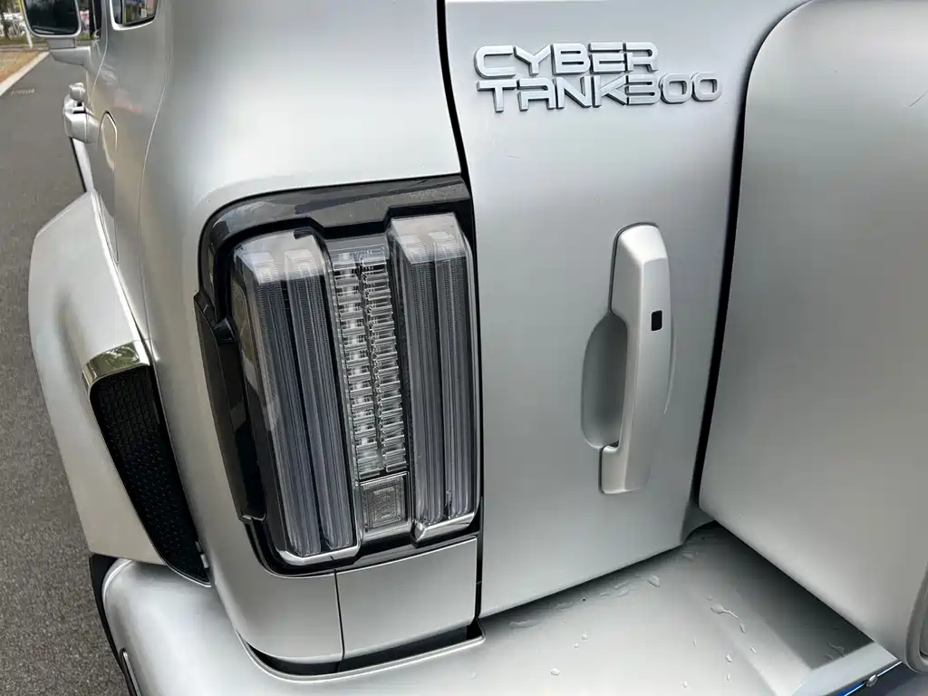 TANK CO CREATION TANK 300