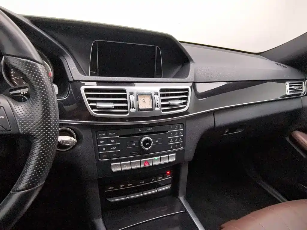 Mercedes-Benz E-Class — миниатюра 12