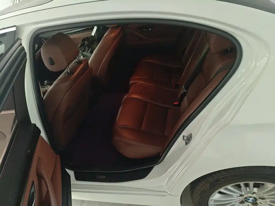 BMW 5 Series — миниатюра 7