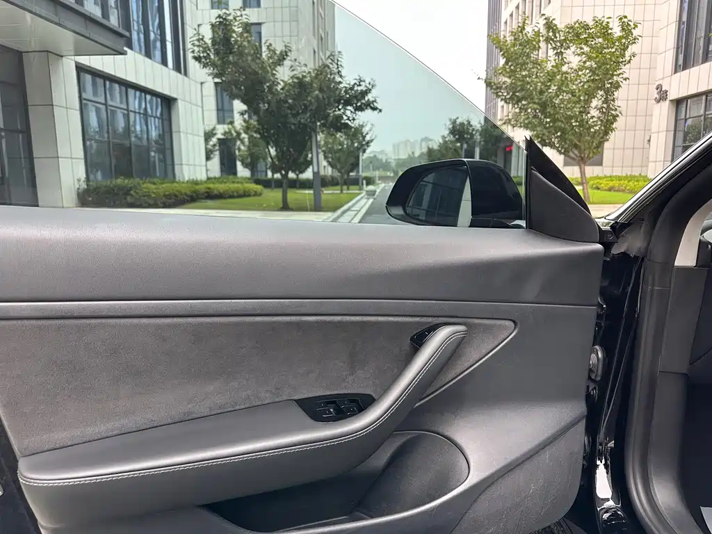 Tesla Model 3 — миниатюра 6