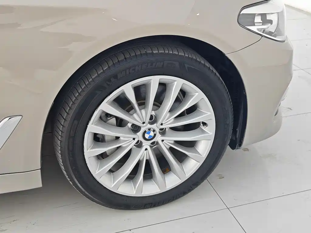 BMW 5 Series — миниатюра 13