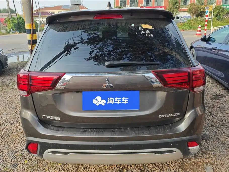 MITSUBISHI OUTLANDER