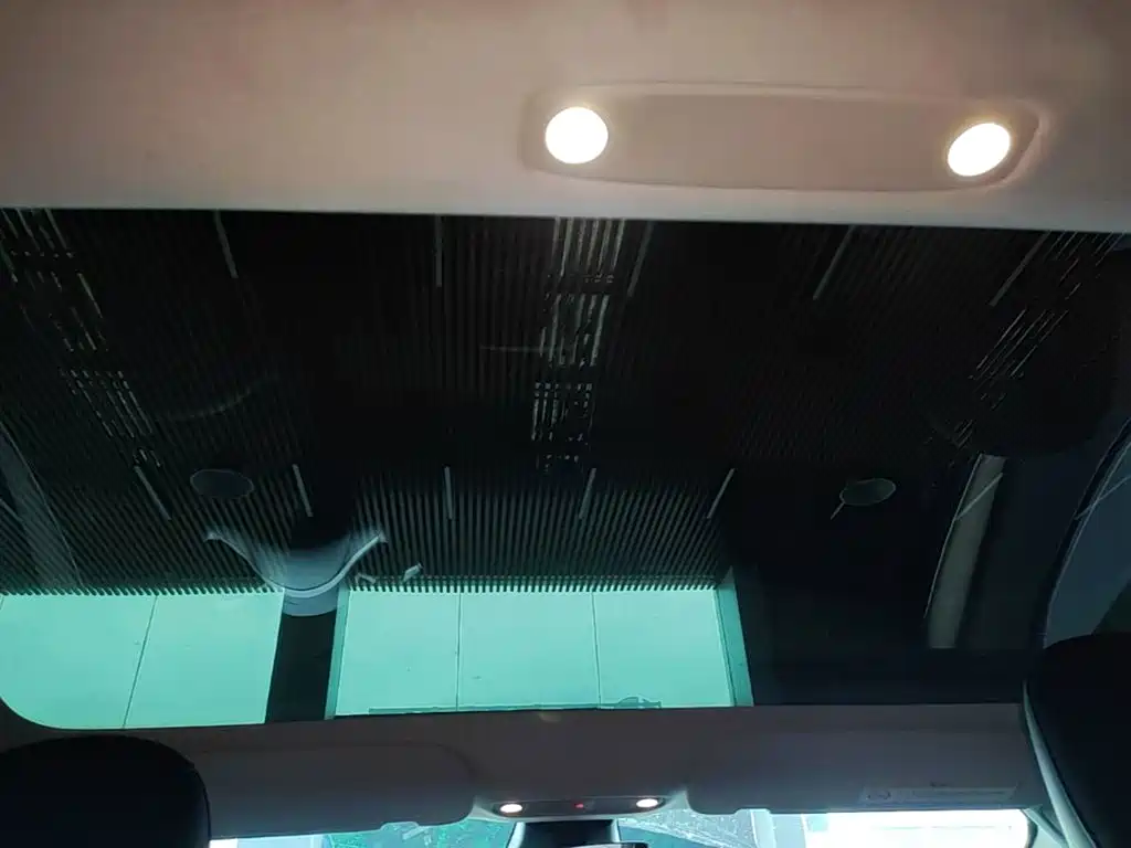 Tesla Model 3 — миниатюра 18