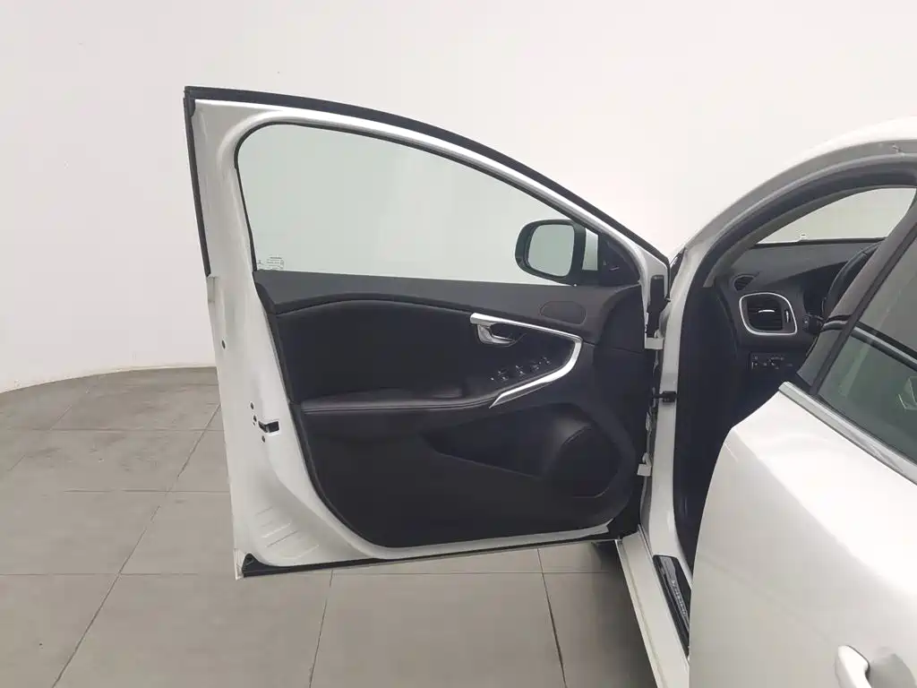 Volvo V40 — миниатюра 8