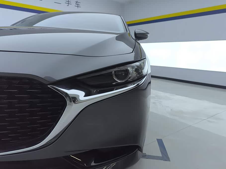 Mazda Mazda3 Axela 2.0 л 2024 г. Серебристо-серый, пробег 33600 км
