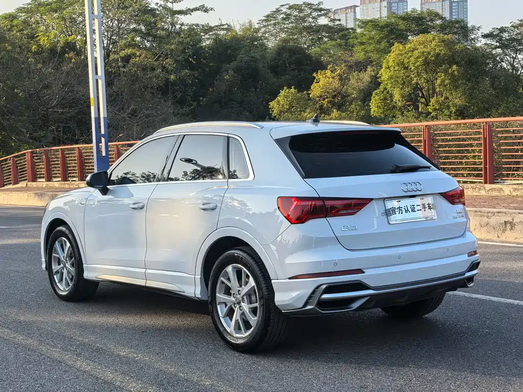 AUDI Q3
