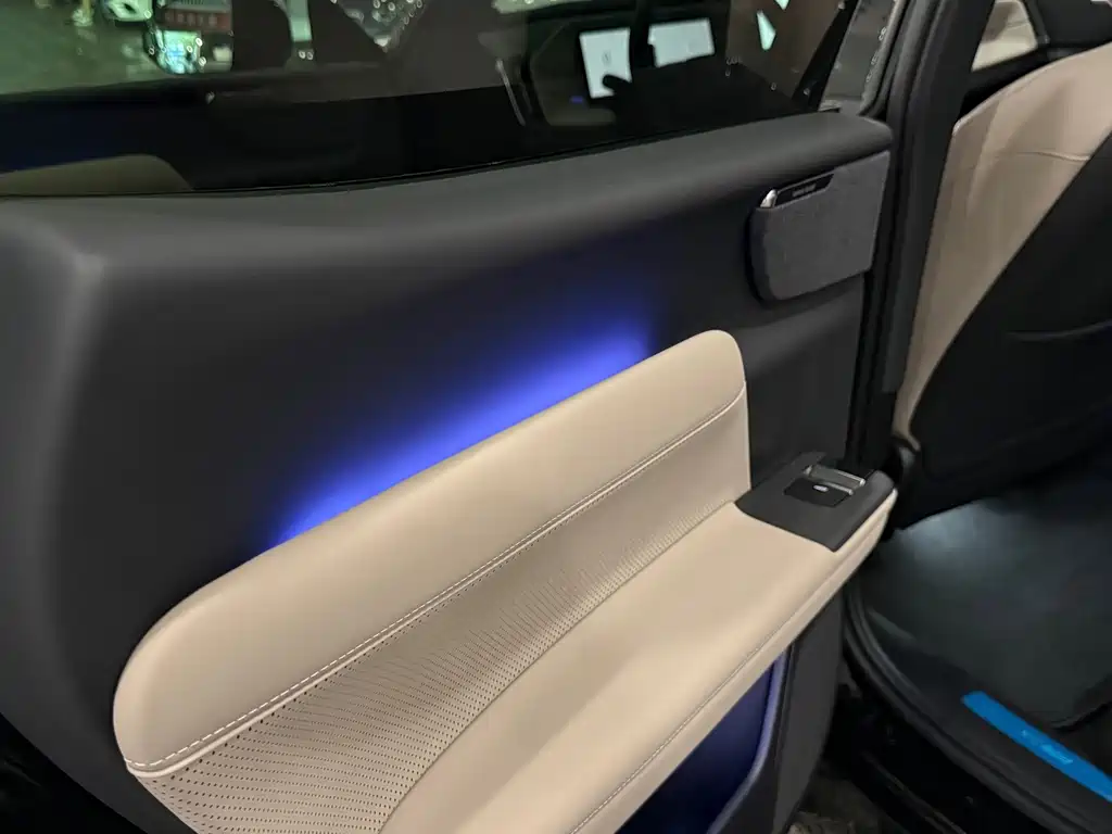 Volvo XC70 PHEV — миниатюра 13