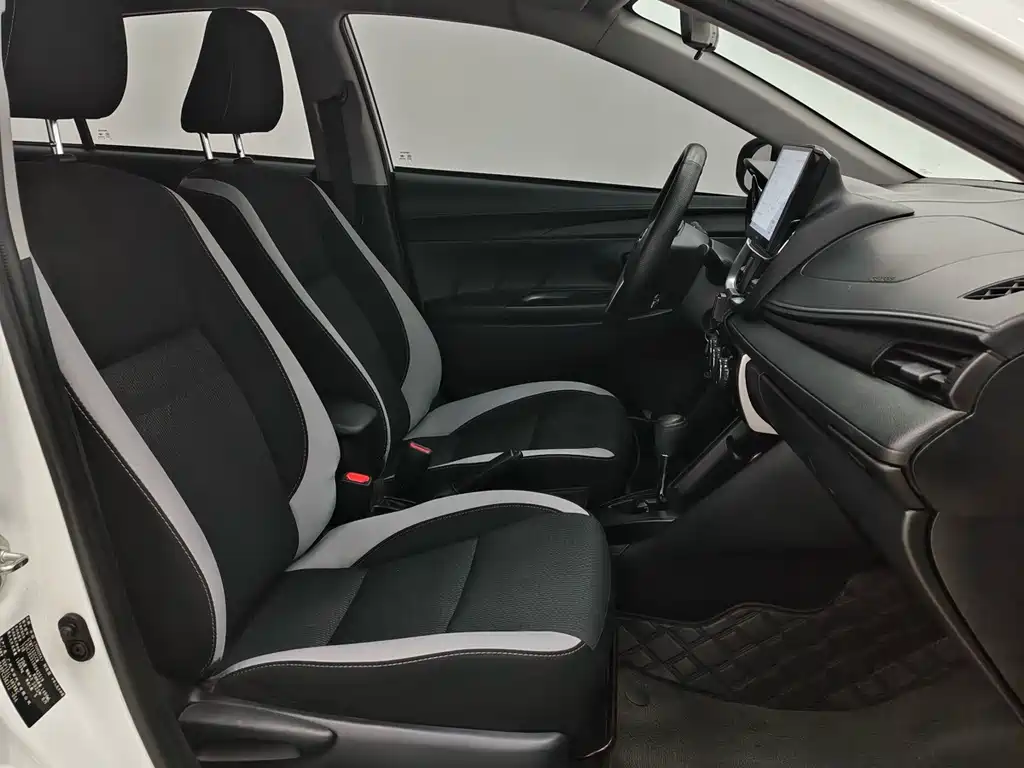 Toyota Yaris L — миниатюра 8