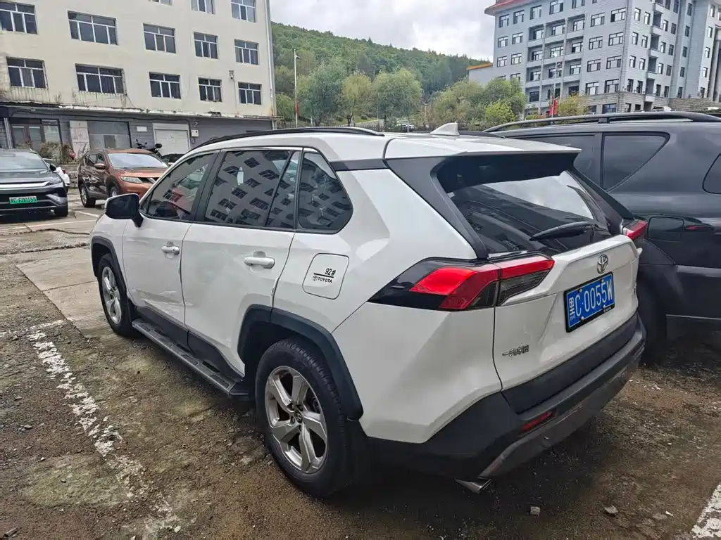 Toyota RAV4 — миниатюра 5