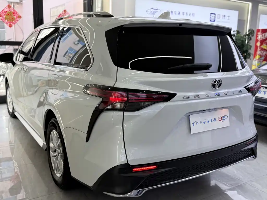 Toyota Granvia — миниатюра 9
