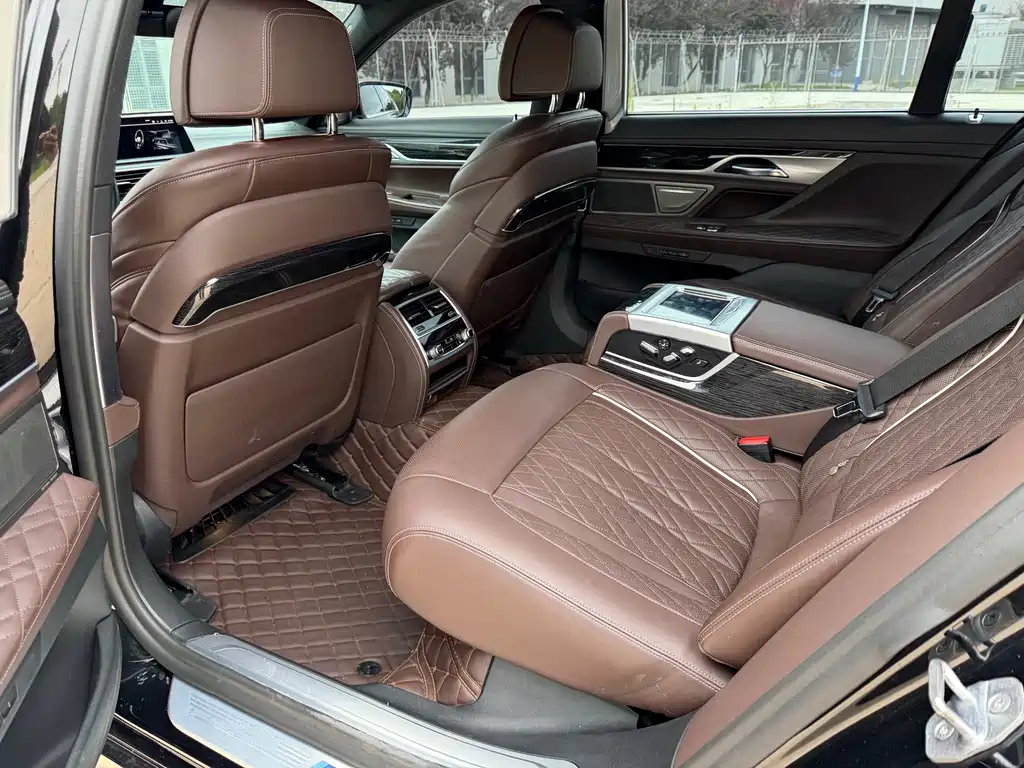 BMW 7 Series — миниатюра 7
