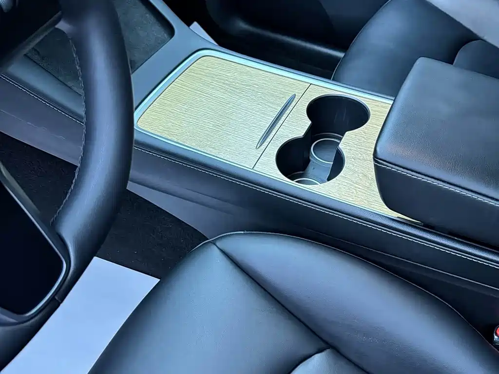 Tesla Model Y — миниатюра 12
