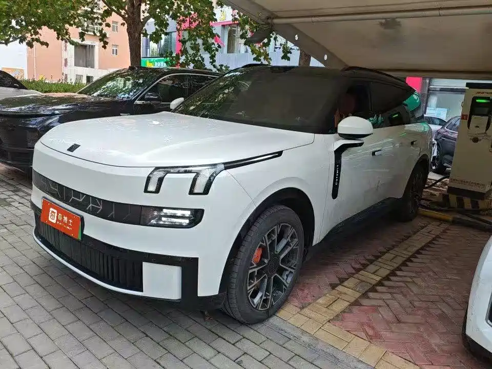 Lynk & Co 900