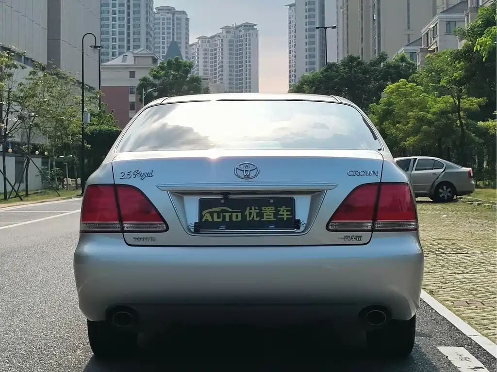 Toyota Crown — миниатюра 5
