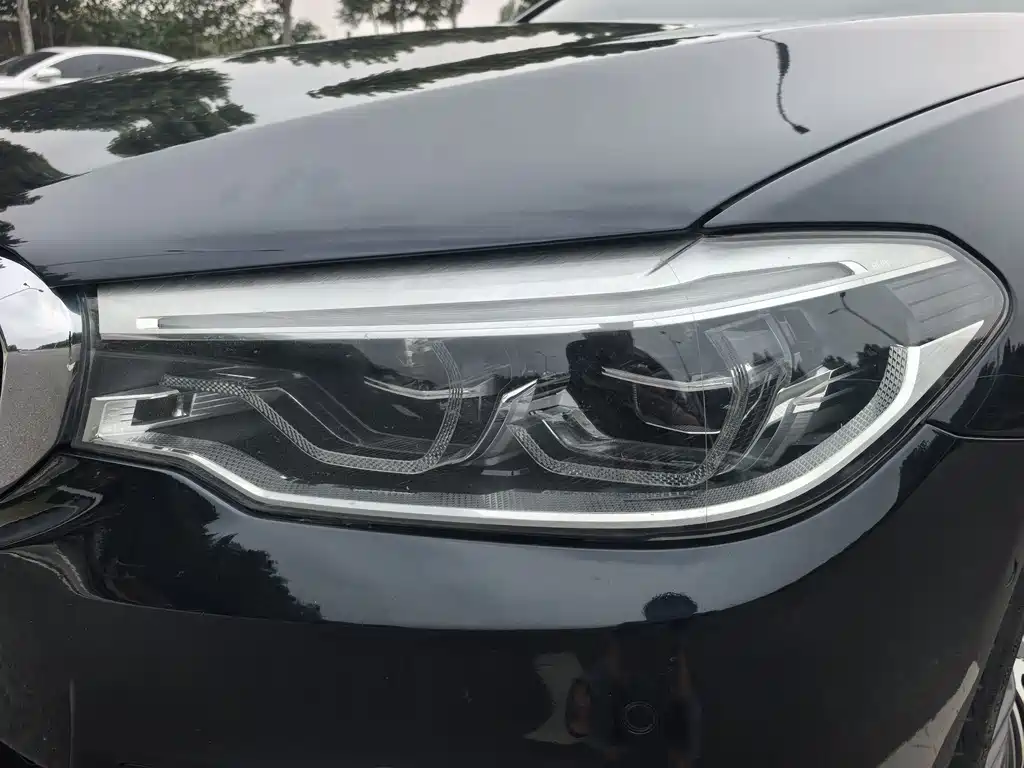 BMW 5 Series — миниатюра 9