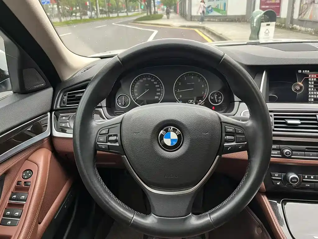 BMW 5 Series — миниатюра 7