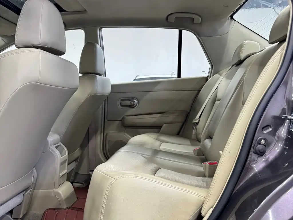 Nissan Tiida — миниатюра 10