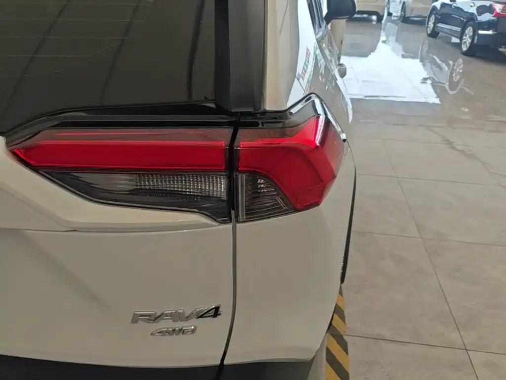 Toyota RAV4 — миниатюра 8