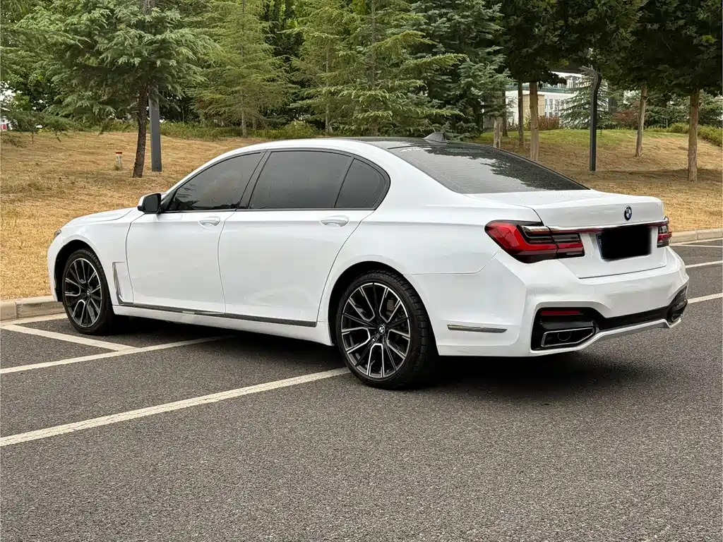 BMW 7 Series — миниатюра 9