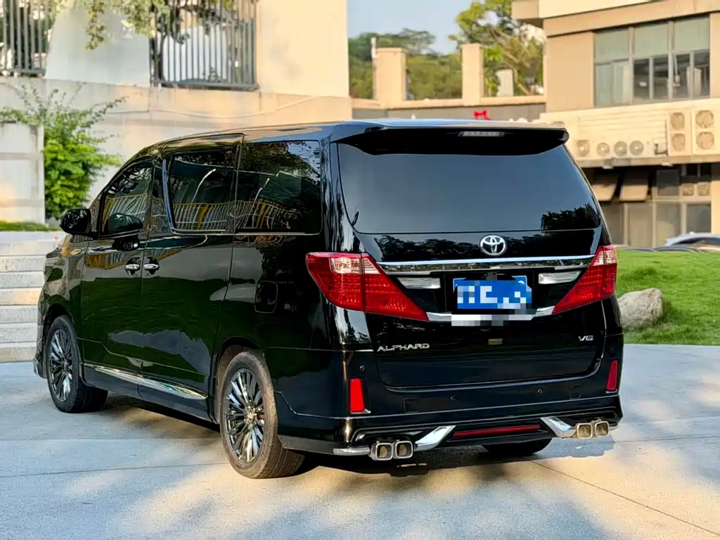 Toyota Alphard — миниатюра 9