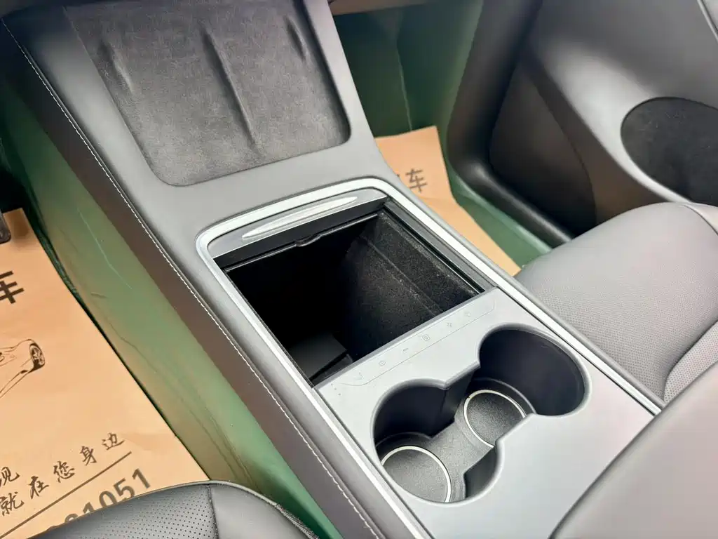 Tesla Model Y — миниатюра 17