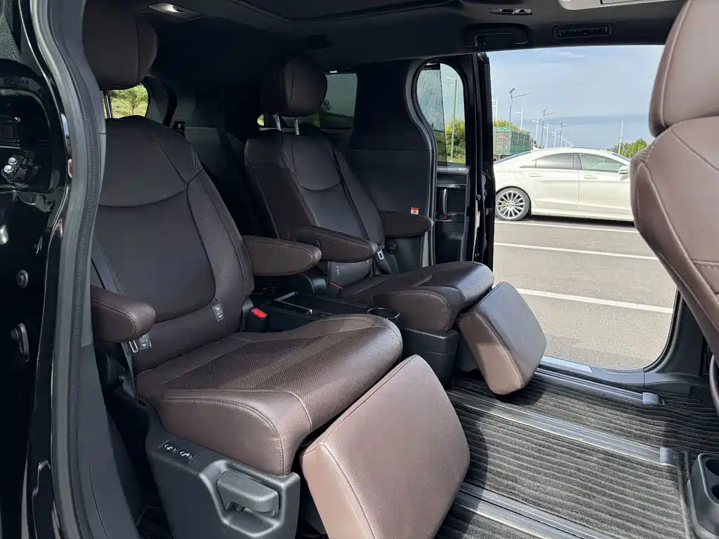 Toyota Granvia — миниатюра 16