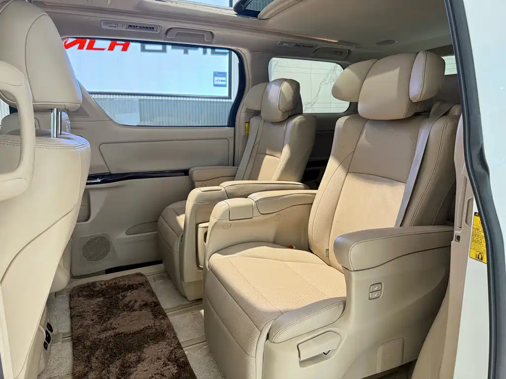 Toyota Alphard — миниатюра 7