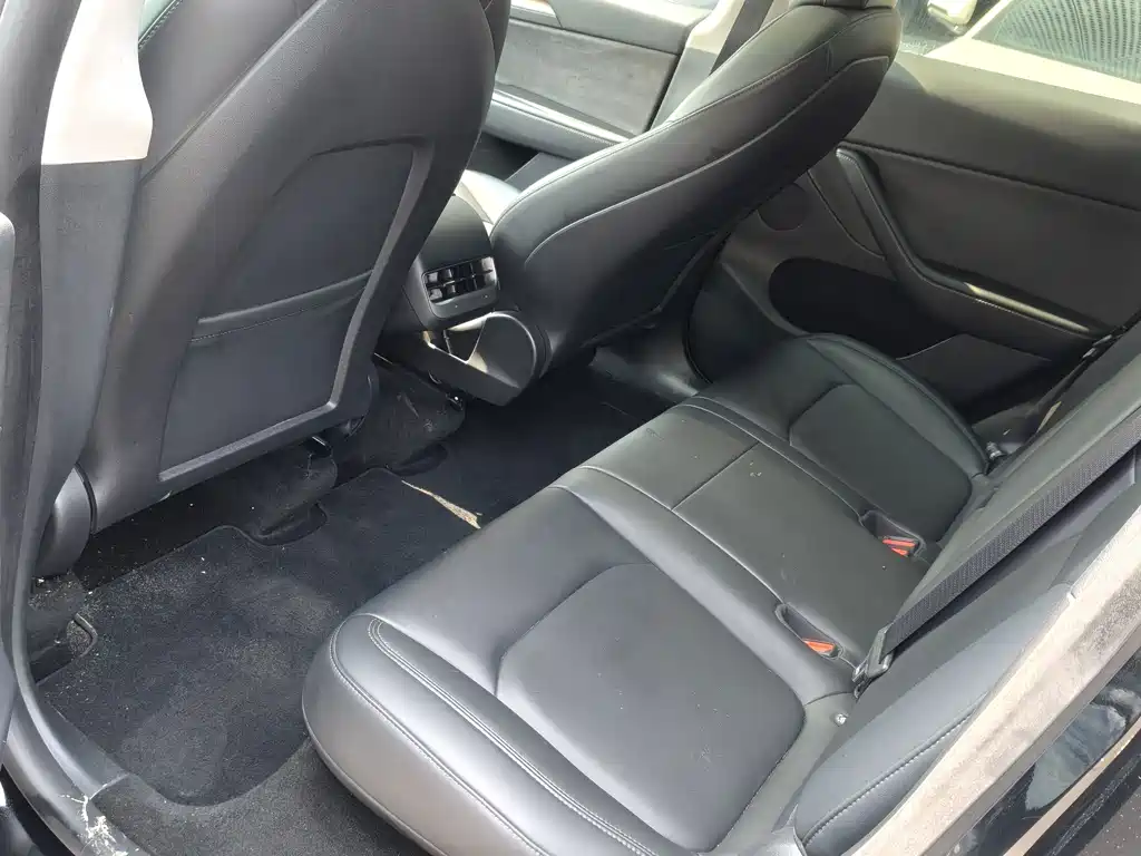 Tesla Model Y — миниатюра 7
