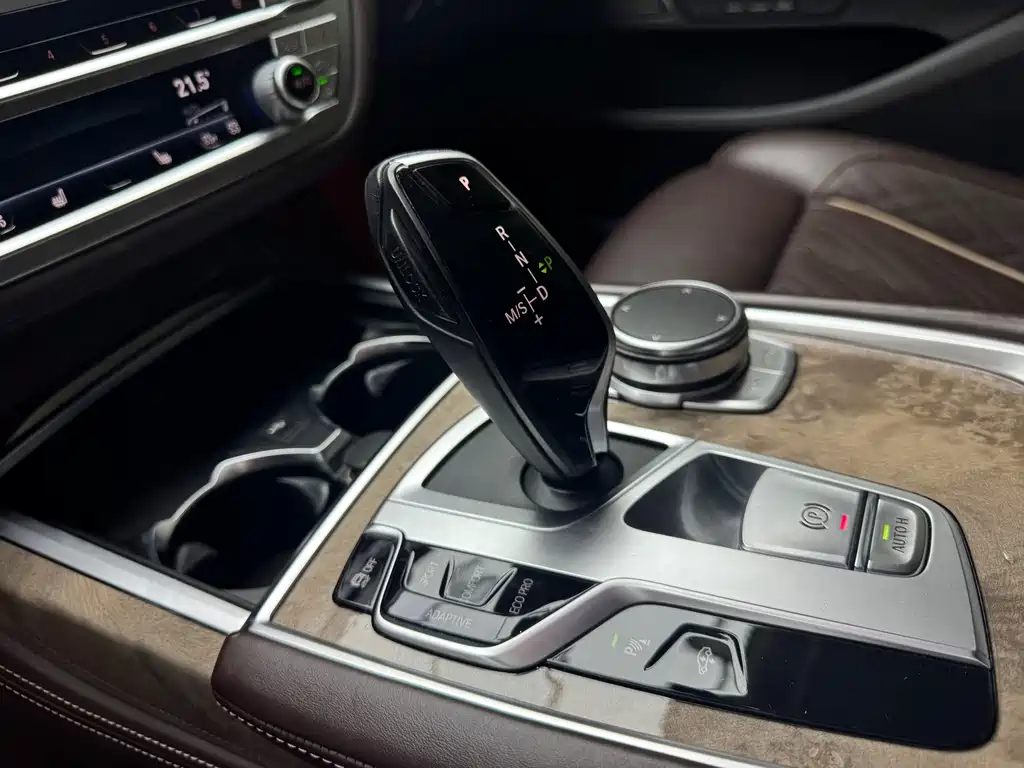 BMW 7 Series — миниатюра 10