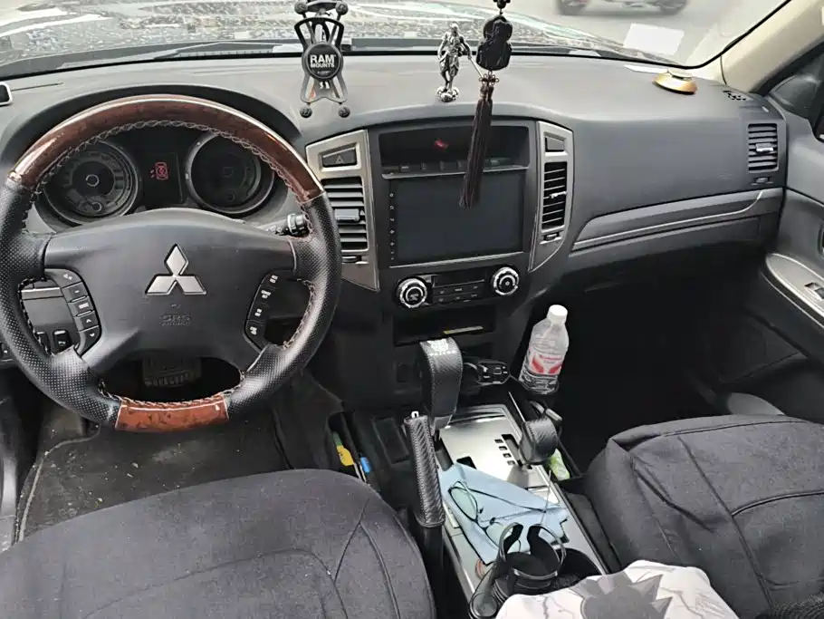 Mitsubishi Pajero (Import) — миниатюра 12