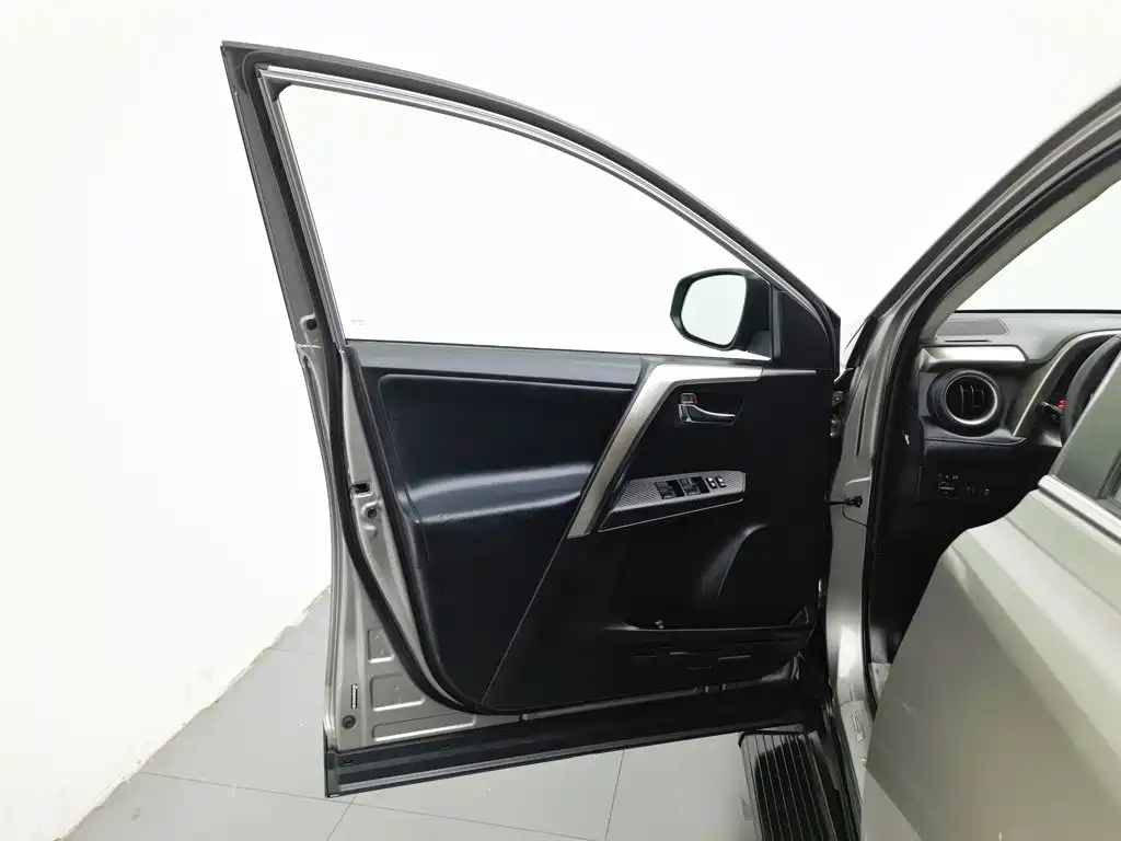 Toyota RAV4 — миниатюра 8