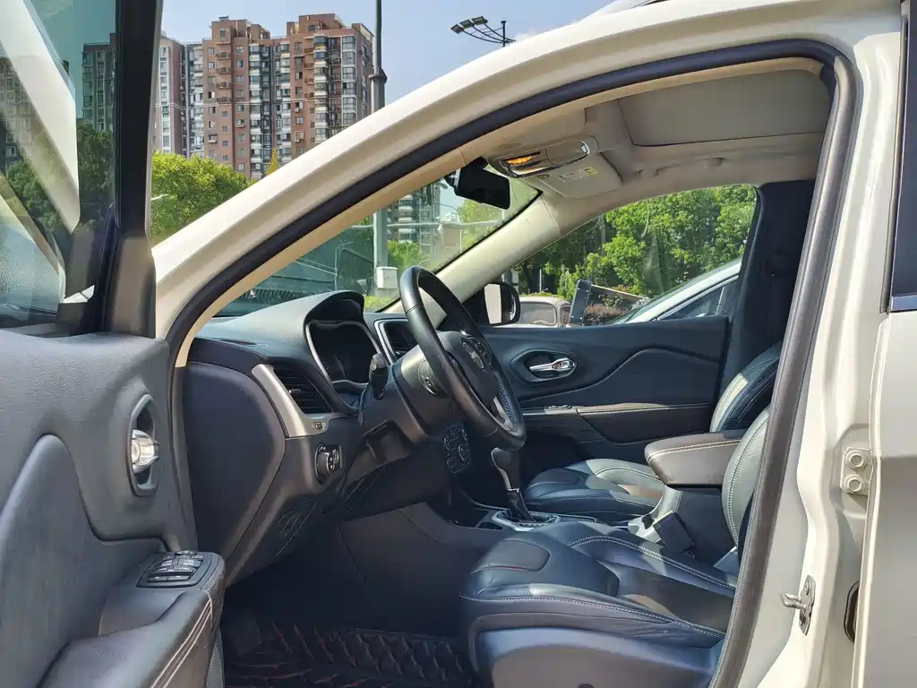Jeep Cherokee — миниатюра 6