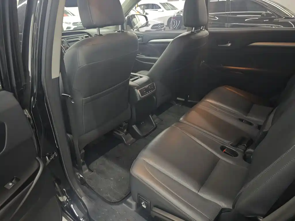 Toyota Highlander 2018 2.0T Luxury 7 мест V
