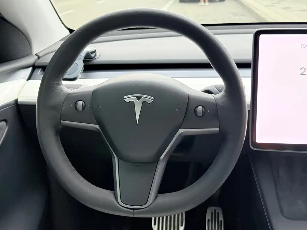 Tesla Model Y — миниатюра 17