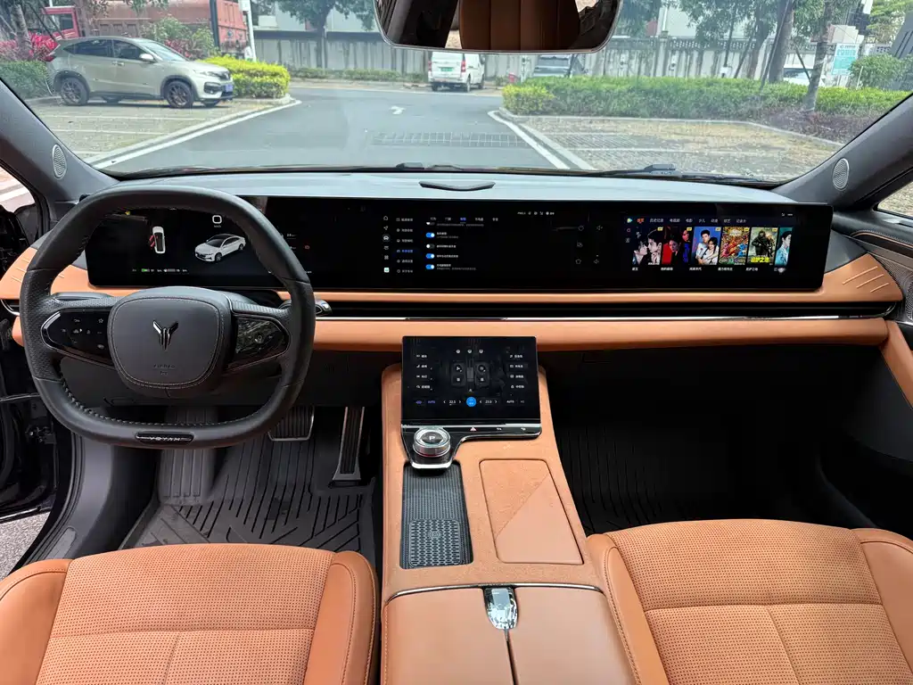 VOYAH LANTU CHASING LIGHT