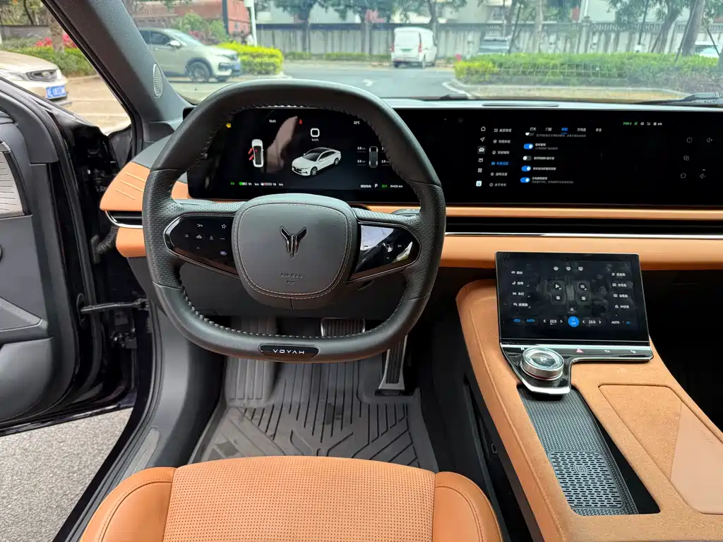 VOYAH LANTU CHASING LIGHT