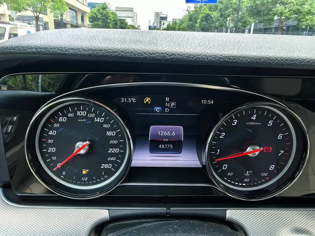 Mercedes-Benz E-Class — миниатюра 6