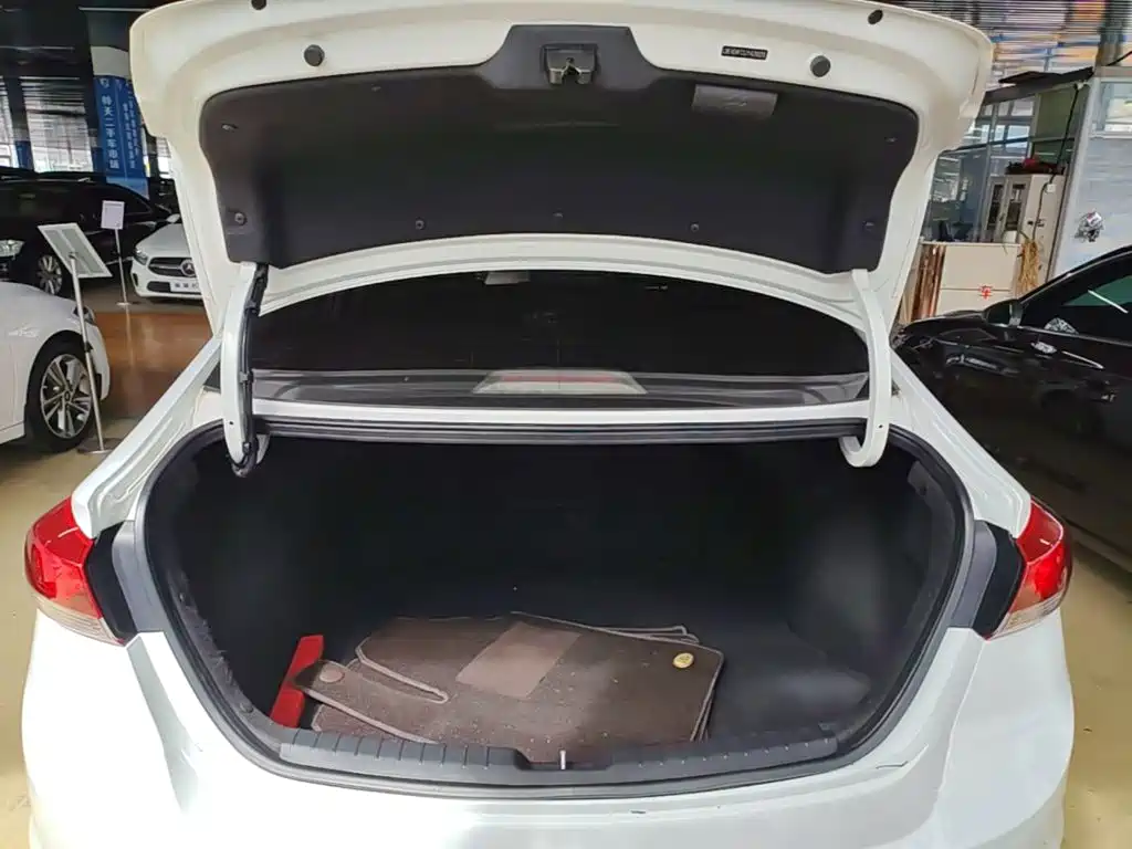 Hyundai Elantra — миниатюра 19