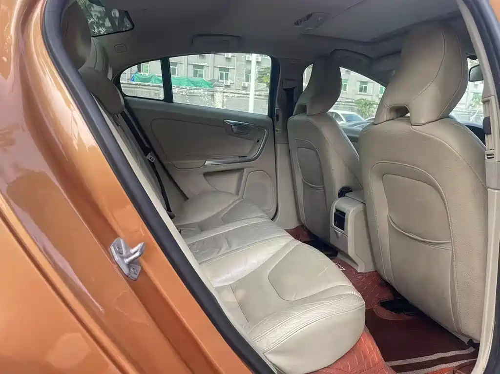 Volvo S60 (Import) — миниатюра 11