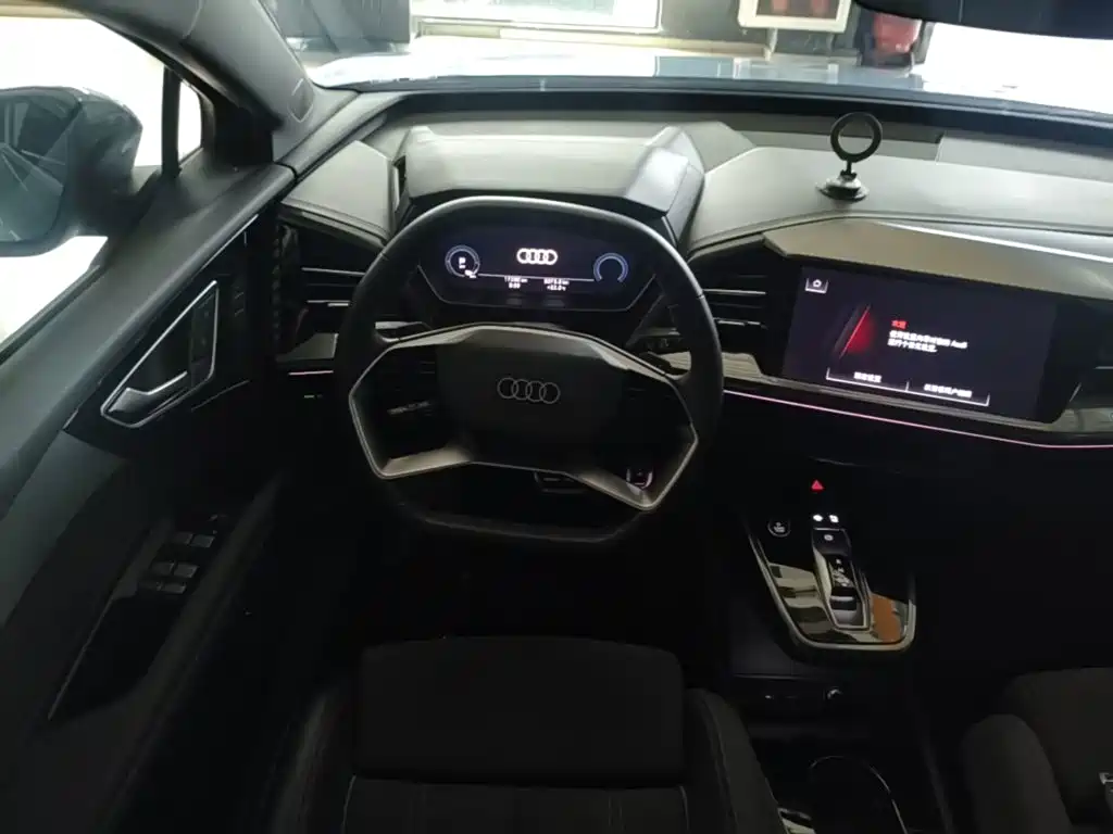 Audi Q4 e-tron 2022 — фото 10
