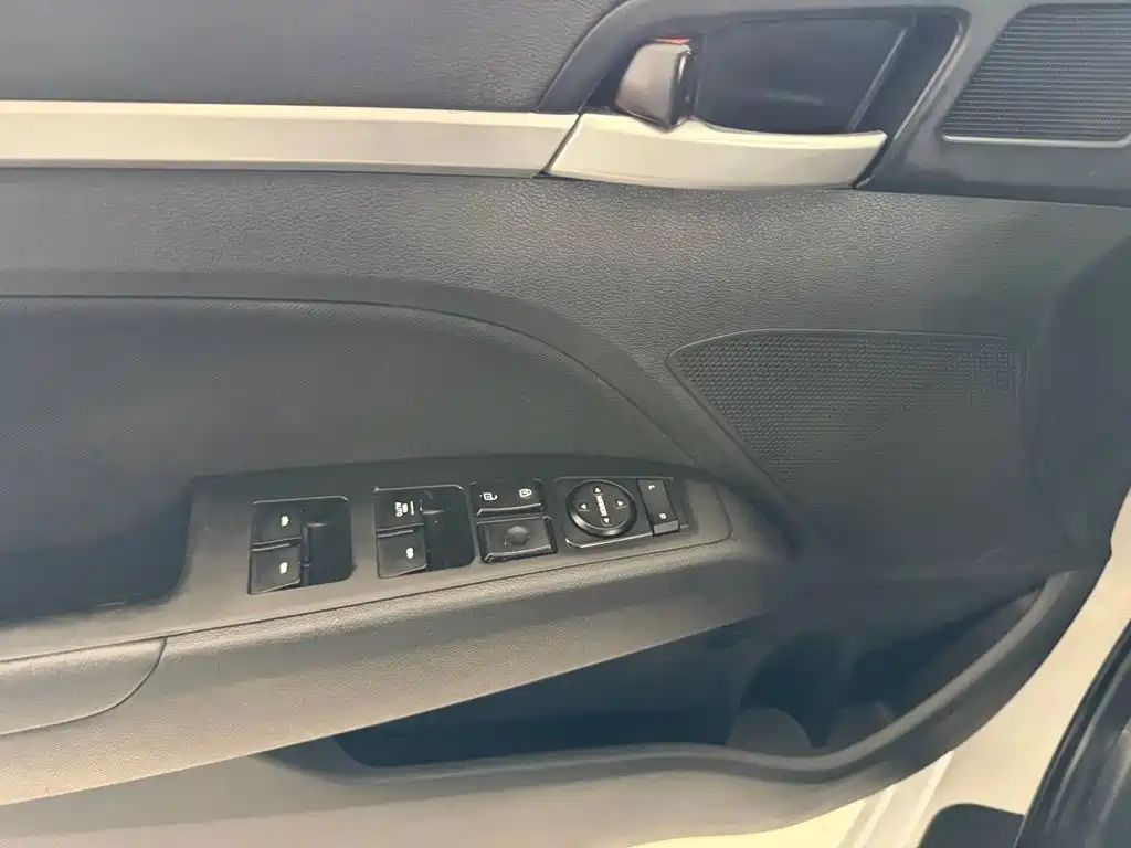 Hyundai Elantra — миниатюра 10