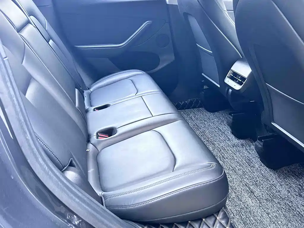 Tesla Model Y — миниатюра 17
