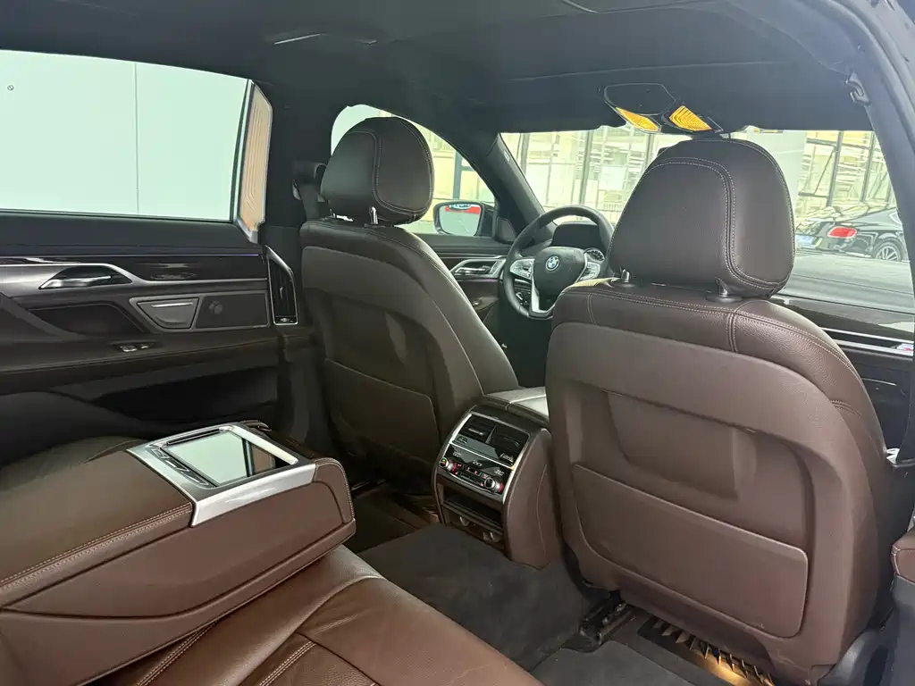 BMW 7 Series — миниатюра 10